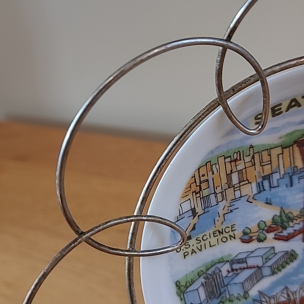 VINTAGE 1962 Seattle World's Fair Mini Plate With Wire Frame Hanger/Stand - Picture 9 of 15